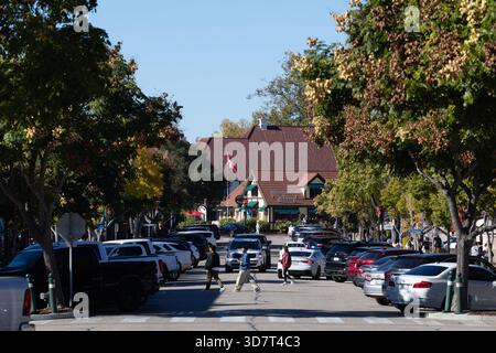 Vitrines de style danois et touristes par une journée ensoleillée à Solvang, Californie Banque D'Images