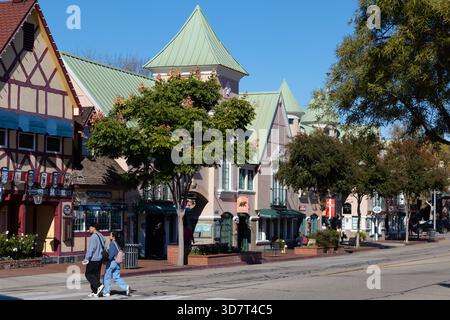 Vitrines de style danois et touristes par une journée ensoleillée à Solvang, Californie Banque D'Images