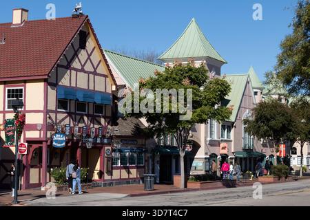 Vitrines de style danois et touristes par une journée ensoleillée à Solvang, Californie Banque D'Images