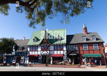 Vitrines de style danois et touristes par une journée ensoleillée à Solvang, Californie Banque D'Images