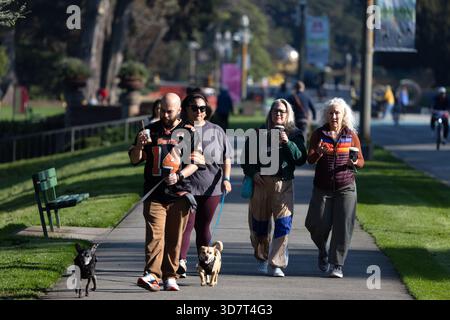Groupe de personnes promenant des chiens et buvant du café dans Golden Gate Park Banque D'Images