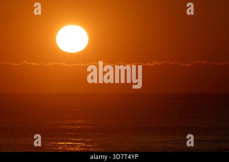 Coucher de soleil sur les eaux calmes de l'océan à Ocean Beach à San Francisco Banque D'Images