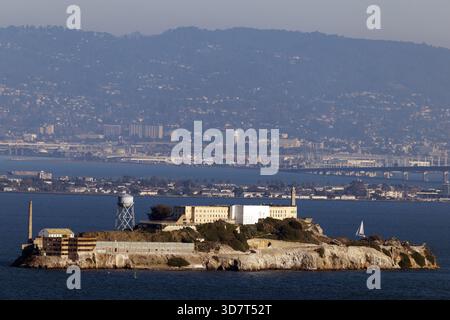 Île d'Alcatraz et ancienne prison dans la baie de San Francisco Banque D'Images