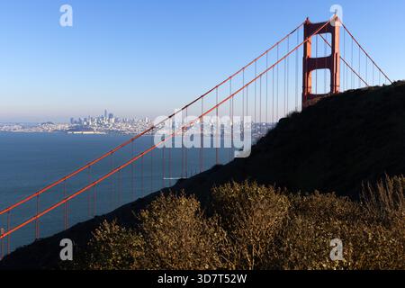 Golden Gate Bridge et San Francisco Skyline derrière Coastal Hill Banque D'Images