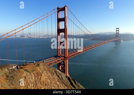 Vue panoramique sur le Golden Gate Bridge depuis la vue sur la côte de l'aire de loisirs nationale du Golden Gate de San Francisco Banque D'Images