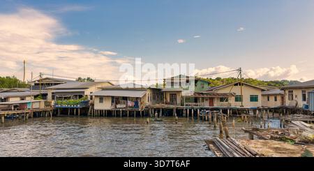 Village aquatique Kampong Ayer à Bandar Seri Begawan, Brunei, avec des maisons sur pilotis traditionnelles, sous un ciel bleu Banque D'Images