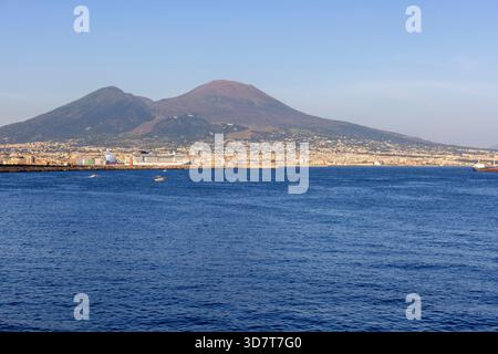 Vue pittoresque sur le volcan et la côte du Vésuve et le port sur la mer Tyrrhénienne, Naples, Italie Banque D'Images