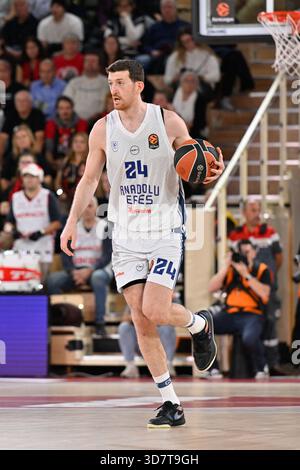 Monaco, Monaco. 26 novembre 2025. #24 Ercan Osmani d'Anadolu Efes vu en action lors du match Euroleague entre L'AS Monaco et Anadolu Efes Istanbul dans la salle Gaston Medecin à Monaco le 26 décembre 2025. Photo de Laurent COST/ABACAPRESS.COM crédit : Abaca Press/Alamy Live News Banque D'Images