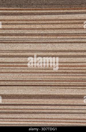 Panneaux de particules pilés sur haut. Gros plan sur les détails des arêtes Banque D'Images