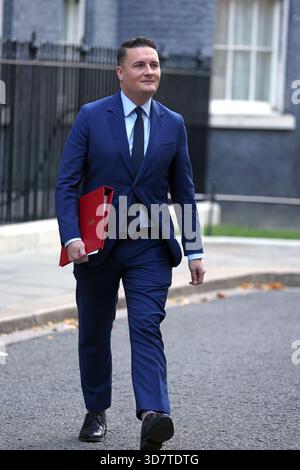 Londres, Royaume-Uni. 26 novembre 2025. Wes Streeting, secrétaire d'État à la santé et aux soins sociaux, quitte une réunion du Cabinet le jour du budget avant que Rachel Reeves, chancelière de l'Échiquier, prononce son deuxième discours sur le budget à la Chambre des communes à l'heure du déjeuner. Budget Day, Downing Street, Westminster, Londres, le 26 novembre, 2025. crédit : Paul Marriott/Alamy Live News Banque D'Images