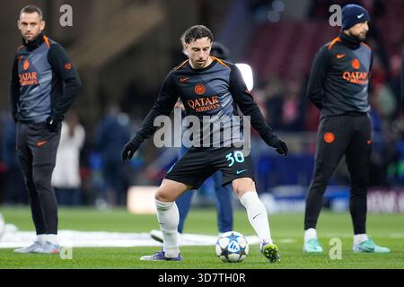 Carlos Augusto du FC Internazionale se réchauffe lors de la Ligue des Champions de l'UEFA, phase de Ligue, MD5, match de football entre l'Atletico de Madrid et le FC Internazionale le 26 novembre 2025 au stade Riyad Air Metropolitano de Madrid, Espagne Banque D'Images