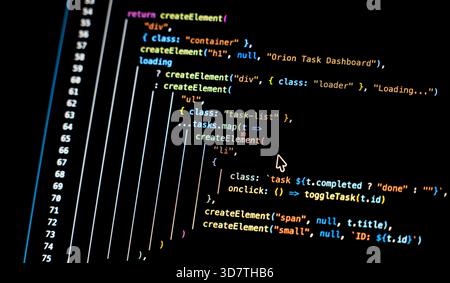 Code source informatique écrit généré en temps réel en gros plan sur le moniteur - lettres blanches fonctionnant sur fond noir - concept de numérisation, SCI Banque D'Images