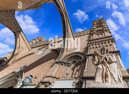 Façade ouest de la cathédrale de Palerme, sud de l'Italie. Vue sur les arches ogivales et le clocher : vue de dessous de la sculpture du XVIIIe siècle. Banque D'Images