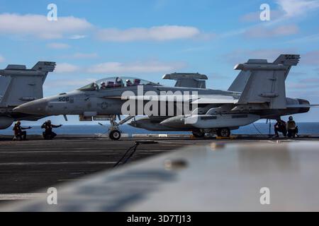 Les marins de l'US Navy effectuent des vérifications finales sur un EA-18G Growler, attaché à l'Electronic Attack Squadron (VAQ) 133, sur le pont d'envol de l'avion de classe Nimitz Banque D'Images