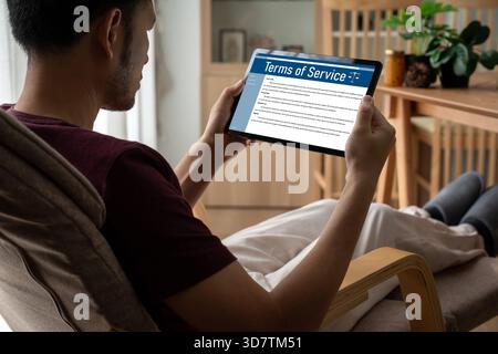 Conditions de conditions de service en ligne montrant des règles et des règlements vigoureux dans l'utilisation du site Web sur l'écran de l'appareil pour les utilisateurs de faire un accord à l'onli Banque D'Images