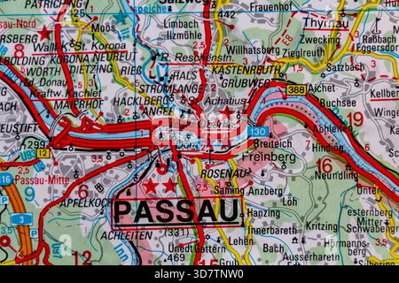 Passau, Allemagne, sur une feuille de route Banque D'Images