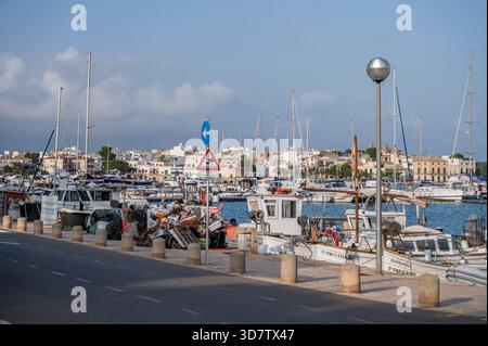 Bateaux de pêche locaux amarrés à Portcolom, port, Majorque. Banque D'Images