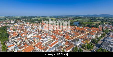 Straubing, la ville centrale de la région de Gäuboden dans la zone forestière du Danube en basse-Bavière, vue d'en haut Banque D'Images