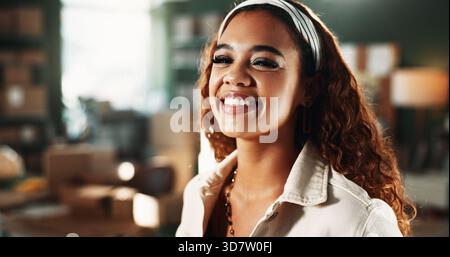 Portrait, e-commerce et femme heureuse au bureau pour les petites entreprises, le démarrage de la distribution et la fierté. Sourire, personne confiante et entrepreneur en logistique Banque D'Images