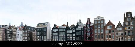 Photographie vibrante des maisons colorées le long des canaux dans le quartier Reederijplas d'Amsterdam. L'image capture le charme unique et le caractère d'AMS Banque D'Images