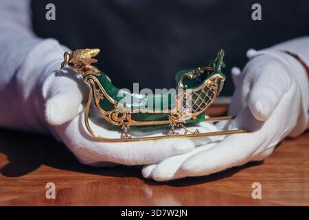 Londres, Royaume-Uni. 27 novembre 2025. Le bâton de Christie avec un modèle miniature en néphrite dorée rare d'un traîneau de Fabergé, vers 1890 (estimation : 350 000-450 000 £). Crédit : Imageplotter/Alamy Live News Banque D'Images