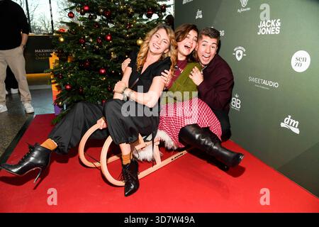 Berlin-abb/ Luise Bähr Baehr Ronja Forcher und Maximilian Seitz auf einem Schlitten zu Gast beim 5.Charity Promi Pack 2025 im Bikini Berlin AM 26.11.2025 Berlin Deutschland *** Berlin abb Luise Bähr Baehr Ronja Forcher et Maximilian Seitz sur un traîneau comme invités au 5 Charity Promi Pack 2025 au Bikini Berlin le 26 11 2025 Berlin Allemagne Banque D'Images