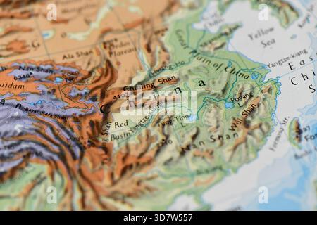 Gros plan, détail cartographique ciblé de la Chine centrale, mettant en évidence le Qinling Shan, le bassin Rouge, la Grande Plaine de Chine et le fleuve Yangtsé (Chiang Banque D'Images