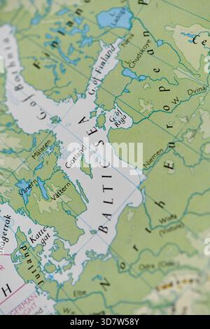 Vue rapprochée d'une carte physique centrée sur la mer Baltique, montrant les golfes de Finlande et Riga, et les environs scandinaves et Europe de l'est c Banque D'Images