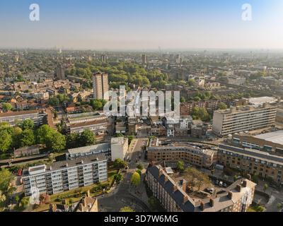 Vue aérienne d'un paysage urbain tentaculaire avec des bâtiments résidentiels et de la verdure. Londres, Royaume-Uni Banque D'Images