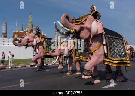 Bangkok, Thaïlande. 27 novembre 2025. Les mahouts et les éléphants marchent pour rendre hommage à la reine mère Sirikit devant le Grand Palais Royal à Bangkok. Les mahouts et les éléphants du palais des éléphants d'Ayutthaya voyagent d'Ayutthaya à Bangkok pour rendre hommage à la reine mère Sirikit au Grand Palais Royal de Bangkok. La reine mère Sirikit est décédée à l'âge de 93 ans le 24 octobre 2025 à l'hôpital Chulalongkorn. Crédit : SOPA images Limited/Alamy Live News Banque D'Images