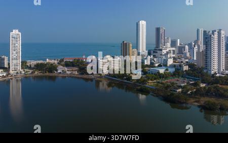 Vue aérienne d'une ville côtière avec gratte-ciel et front de mer réfléchissant. Carthagène, Colombie Banque D'Images
