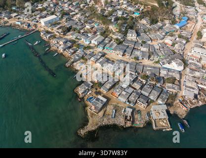 Vue aérienne d'une ville côtière avec des maisons regroupées le long du rivage et des bateaux dans l'eau. Carthagène, Colombie Banque D'Images