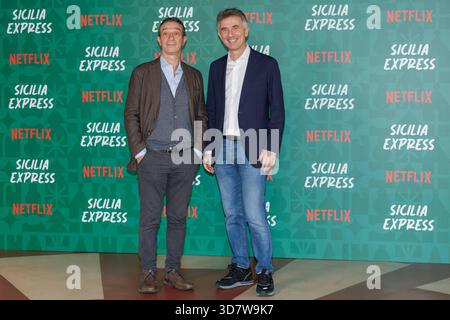 News - PHOTOCALL - Sicilia Express Salvo Ficarra et Valentino Picone assistent au Photocall du film SICILIA EXPRESS le 27 novembre 2025 au Cinema Barberini, Rome, Italie Rome Cinema Barberini Italie Copyright : xEmanuelaxVertollix/xLiveMediax LPN 2162664 Banque D'Images