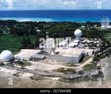 Les capteurs du site d'essai de défense antimissile balistique Ronald Reagan à l'atoll de Kwajalein, République des Îles Marshall, situé à 2 300 miles au sud-ouest d'Hawaï, sont contrôlés au centre d'opérations du site d'essai de défense antimissile balistique Ronald Reagan à Huntsville. Date 28 août 2015 Banque D'Images