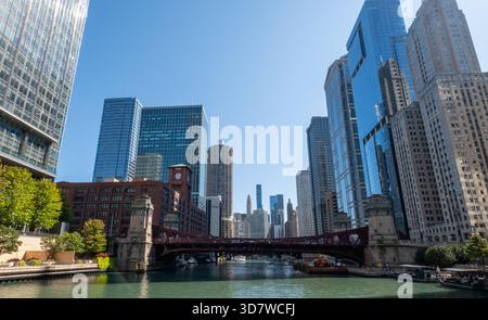 Le fleuve Chicago et les gratte-ciel du quartier des affaires Banque D'Images