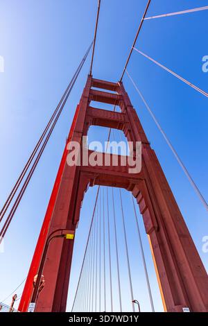 Vue en bas angle du Golden Gate Bridge contre le ciel bleu clair Banque D'Images
