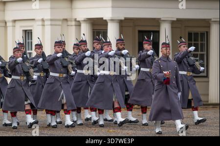 Caserne de Wellington, Londres, Royaume-Uni. 27 novembre 2025. Balaklava Company, 5e Bataillon, le Royal Regiment of Scotland subissent une inspection par des officiers supérieurs de la Household Division avant leur entrée en fonctions publiques au palais de Buckingham, au palais James et au château de Windsor, à la cérémonie emblématique de la relève de la garde et à la Tower Guard à leur répertoire. Sont également présents leur mascotte de poney Shetland, Caporal Cruachan IV. Credit : Malcolm Park/Alamy Live News Banque D'Images