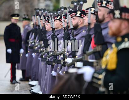 Caserne de Wellington, Londres, Royaume-Uni. 27 novembre 2025. Balaklava Company, 5e Bataillon, le Royal Regiment of Scotland subissent une inspection par des officiers supérieurs de la Household Division avant leur entrée en fonctions publiques au palais de Buckingham, au palais James et au château de Windsor, à la cérémonie emblématique de la relève de la garde et à la Tower Guard à leur répertoire. Sont également présents leur mascotte de poney Shetland, Caporal Cruachan IV. Credit : Malcolm Park/Alamy Live News Banque D'Images