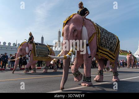 Bangkok, Thaïlande. 27 novembre 2025. Les mahouts et les éléphants marchent pour rendre hommage à la reine mère Sirikit devant le Grand Palais Royal à Bangkok. Les mahouts et les éléphants du palais des éléphants d'Ayutthaya voyagent d'Ayutthaya à Bangkok pour rendre hommage à la reine mère Sirikit au Grand Palais Royal de Bangkok. La reine mère Sirikit est décédée à l'âge de 93 ans le 24 octobre 2025 à l'hôpital Chulalongkorn. (Photo de Peerapon Boonyakiat/SOPA images/SIPA USA) crédit : SIPA USA/Alamy Live News Banque D'Images