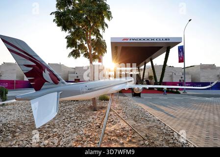 Doha, Qatar. 27 novembre 2025. Atmosphère de paddock - avion modèle Qatar Airways. 27.11.2025. Championnat du monde de formule 1, route 23, Grand Prix du Qatar, Doha, Qatar, journée de préparation. Crédit : James Moy/Alamy Live News Banque D'Images
