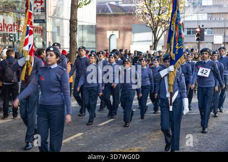 Les jeunes cadets défilent dans la parade solennelle du jour du souvenir de Londres. Londres, Royaume-Uni, 11 novembre 2023 Banque D'Images