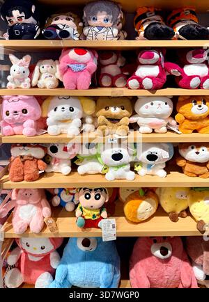 Jouets en peluche colorés dans la boutique Banque D'Images