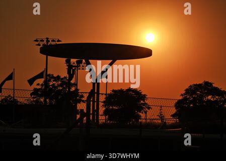 Doha, Qatar. 27 novembre 2025. Atmosphère du circuit - coucher de soleil. 27.11.2025. Championnat du monde de formule 1, route 23, Grand Prix du Qatar, Doha, Qatar, journée de préparation. Crédit : James Moy/Alamy Live News Banque D'Images