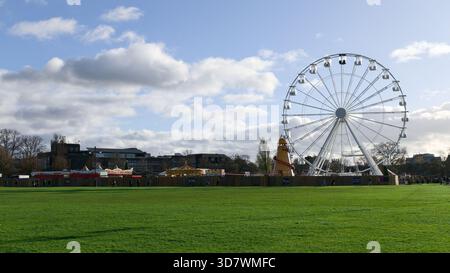 Grande grande roue, ou grande roue, installée dans un parc verdoyant pour un marché de Noël Banque D'Images