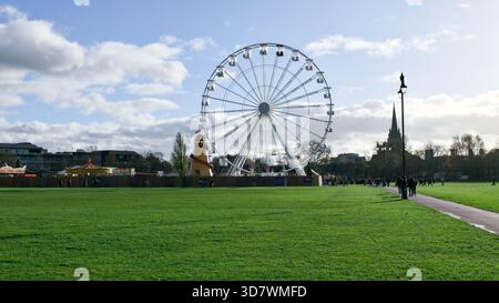 Grande grande roue, ou grande roue, installée dans un parc verdoyant pour un marché de Noël Banque D'Images