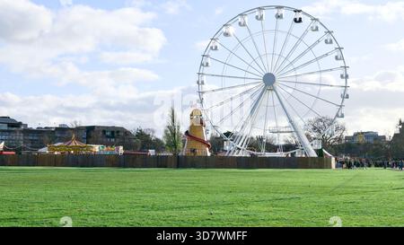 Grande grande roue, ou grande roue, installée dans un parc verdoyant pour un marché de Noël Banque D'Images