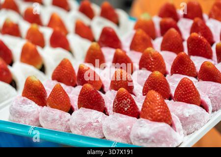Le daifuku à la fraise, ou ichigo daifuku, est une confiserie japonaise populaire (wagashi). Banque D'Images