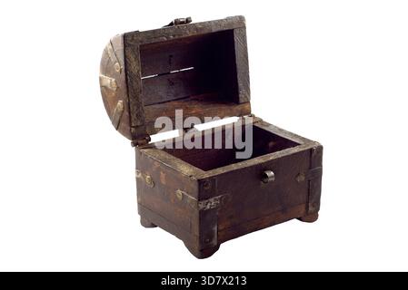 Coffre au trésor en bois antique vide avec couvercle ouvert isolé sur fond blanc Banque D'Images