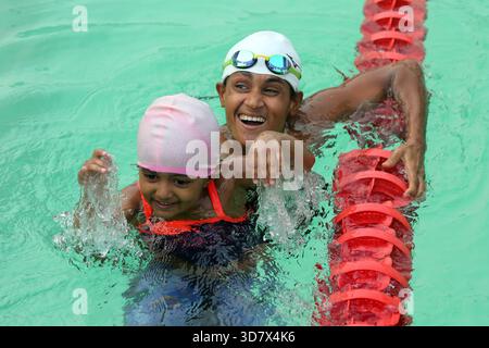 Romana Akter, de l’armée du Bangladesh, n’a pas laissé passer l’occasion de célébrer sa cinquième médaille d’or avec sa fille de quatre ans et demi après Finishi Banque D'Images