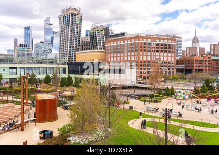 New York, 15 mai 2024 : les gens apprécient les espaces verts et la vue sur la ville au parc Little Island. Banque D'Images